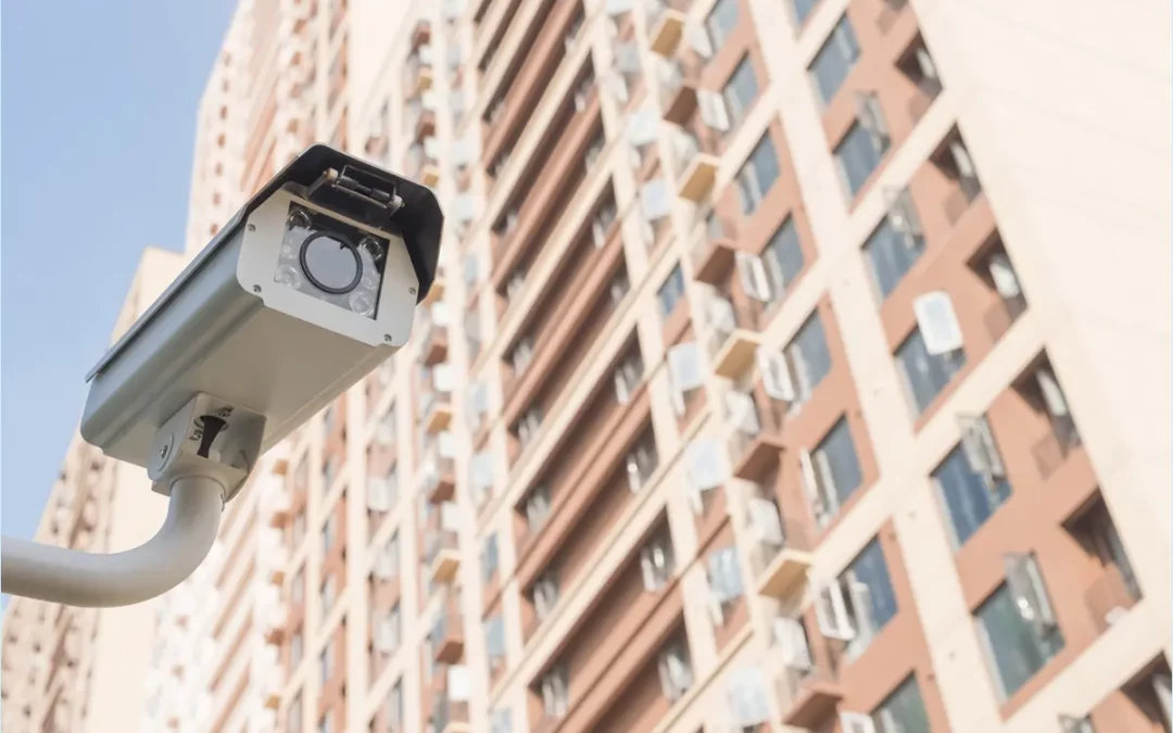 La videosorveglianza condominiale migliora la sicurezza, ma deve rispettare privacy e norme. Scopri vantaggi, regole e buone pratiche.
